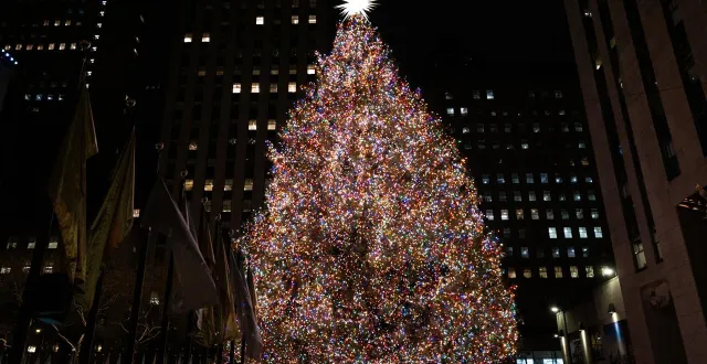 photo  le célèbre sapin du rockefeller center, à new-york, le 11 décembre 2025.  &copy;  photo : bryan dozier/nurphoto via afp 