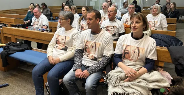 photo  les membres de la famille d’éléonore places portaient des tee-shirts avec une photo de la jeune femme.  &copy;  ouest-france 