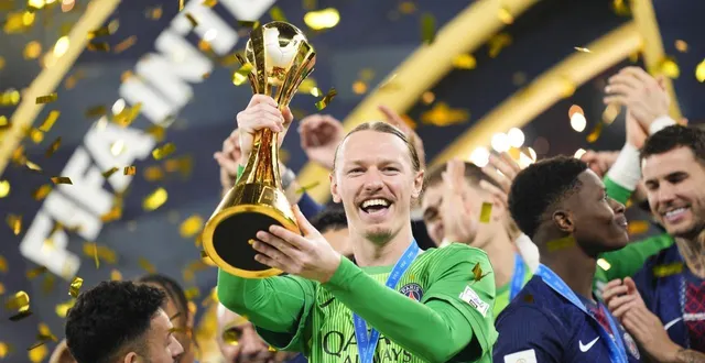 photo  matvey safonov a stoppé quatre tirs au but durant la séance contre flamengo, contribuant largement au 6e titre du psg.  &copy;  jose breton / afp 