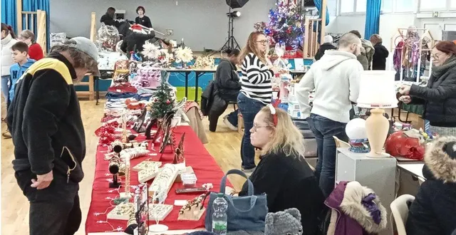 photo  dimanche, une quinzaine d’artisans, artistes et écrivains ont proposé aux visiteurs des livres, bijoux, vêtements et accessoires de saison, décorations de noël. l’ambiance était conviviale et le père noël n’avait pas oublié de venir.  &copy;  ouest-france 