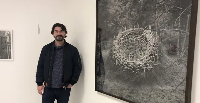 photo  stéphane guillaume, professeur d’arts plastiques a travaillé avec les élèves sur l’exposition à fleur de peau.  &copy;  ouest-france 