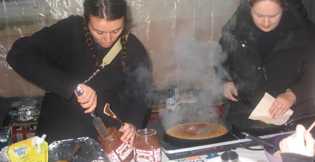 photo  le groupe scolaire edgar-degas a organisé, vendredi, son marché de noël. de nombreux objets de décoration iront égayer les foyers des parents des élèves et leurs familles. comme chaque année, les parents ont concocté des gâteaux, pour la vente, au profit de l’école. les membres de l’association des p’tits loups gacéens et l’équipe pédagogique ont mis la main à la pâte, pour la fabrication et la vente de crêpe ou de barbe à papa. les enseignantes ont géré le tirage de la tombola. des élèves du collège jean-moulin ont aussi apporté leur aide.  &copy;  ouest-france 