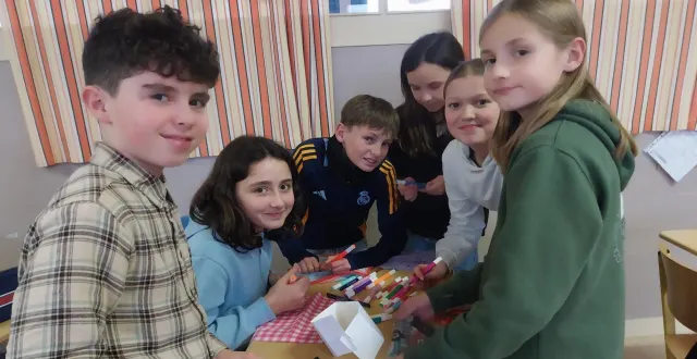 photo  les collégiens de notre-dame ont apporté leur morceau de tissu pour fabriquer une guirlande, dans un travail de groupe.  &copy;  ouest-france 