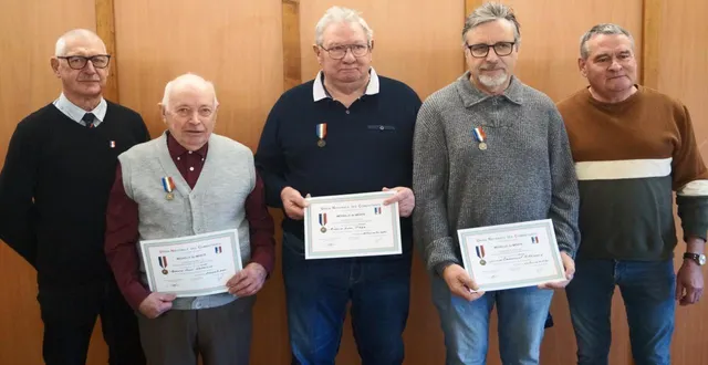 photo  michel martin, président départemental de l’unc ; rené leprince, yvon prel et emmanuel hardouin, honorés par le mérite de bronze de l’unc ; joël loliaux, président de la section de chanu-larchamp.  &copy;  ouest-france 