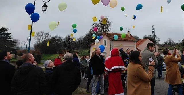 photo  environ 50 ballons ont été lâchés dans le ciel.  &copy;  le maine libre 