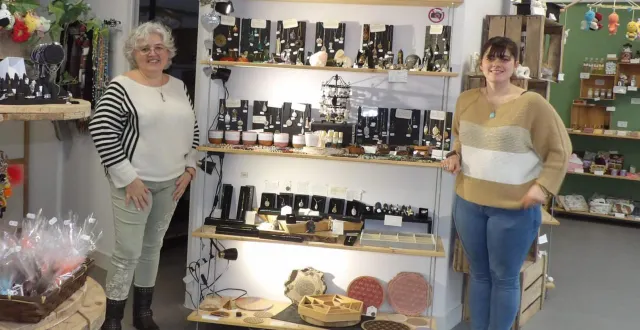 photo  valérie et blandine manceau dans la boutique makaëline.  &copy;  le maine libre 