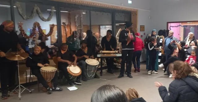 photo  mouv’mans kréol a « chanté nwel » à l’espace jeunes.  &copy;  le maine libre 