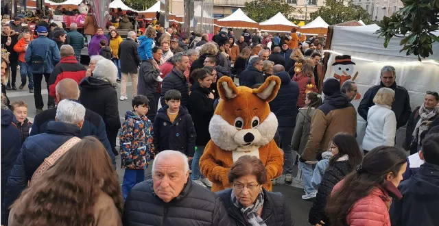 photo  place de la république, on se pressait entre les 44 stands.  &copy;  le maine libre 