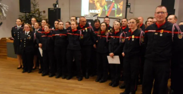 photo  les pompiers à l’issue des la cérémonie, de la remise de décorations, diplômes et grades.  &copy;  le maine libre. 