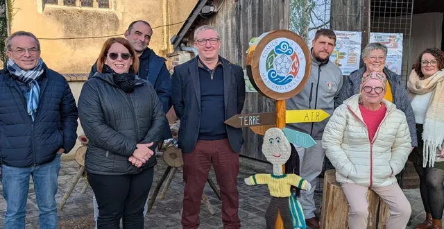 photo  l’association comice marigné-laillé 2026 sur le marché de noël pour présenter le logo et le thème du comice du mois d’août.  &copy;  ouest-france 
