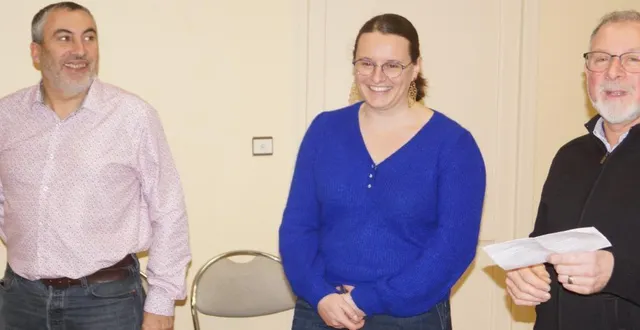 photo  charlotte pottier entourée d’emmanuel clément, ex-président, et jean-michel lerat, actuel président, a quitté ses fonctions d’animatrice de l’office du tourisme.  &copy;  ouest-france 