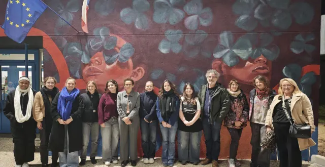 photo  la fresque illumine le fronton du lycée.  &copy;  ouest-france 