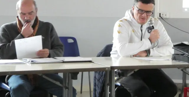 photo  émile carmona, président des js coulaines, et david drouin au micro, président du club depuis juillet, animaient l’assemblée générale.  &copy;  ouest-france 