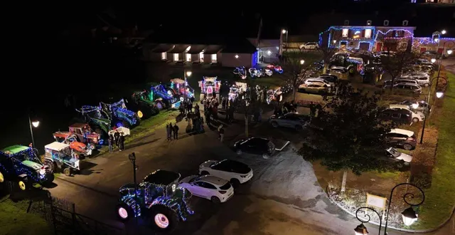 photo  dix-neuf tracteurs et quatre quads illuminés ont défilé puis stationné sur le parking de la salle des fêtes.  &copy;  joël tabareau 