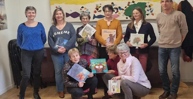 photo  l’équipe de lire et faire lire, encadrée par élise vitré et anthony leguay.  &copy;  ouest-france 