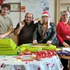 photo  mardi, des résidents de l’accueil saint-pierre, qui aide des personnes en situation de handicap, ont bénévolement confectionné quatre boîtes de noël solidaires, contenant des petits cadeaux. si l’animateur de cités caritas raphaël guéry salue leur geste en faveur de personnes en situation de précarité ou de grande solitude, il se réjouit de constater leur implication avec le monde extérieur dont certains se sentent souvent exclus. 