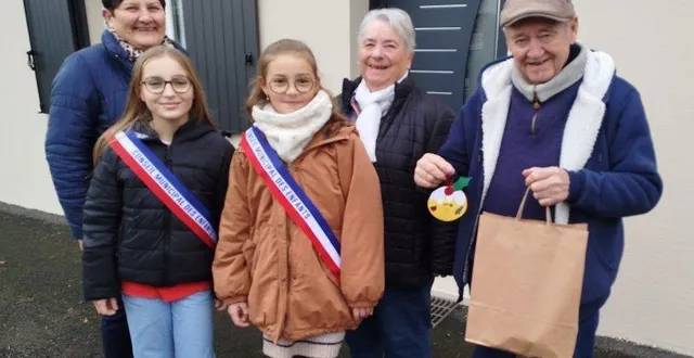 photo  annie gourdon, adjointe, anaé et suzanne, deux élues du conseil municipal des enfants, chez annick et michel houdet.  &copy;  ouest-france 