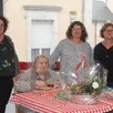 photo mme lachambre et des résidentes entourées par les membres du ccas
