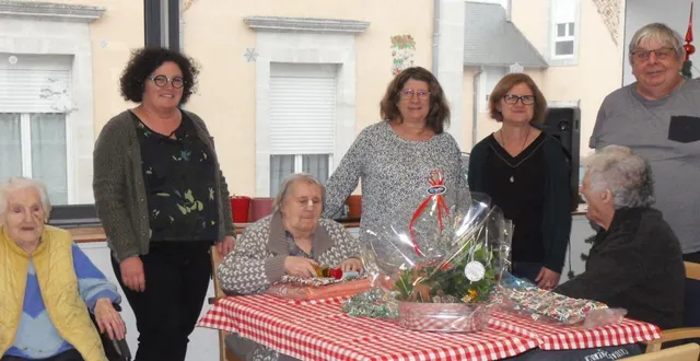 photo  mme lachambre et des résidentes entourées par les membres du ccas  &copy;  le maine libre 