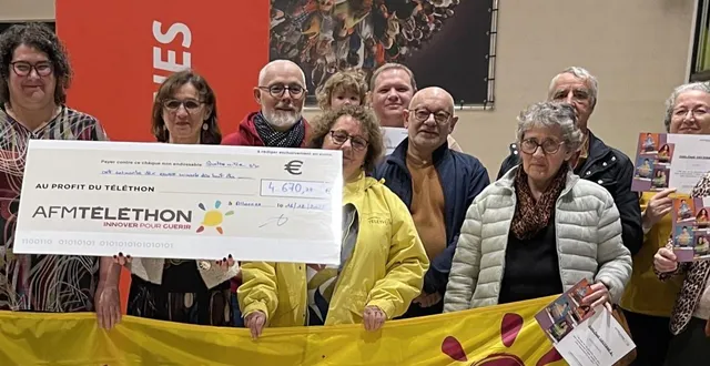 photo  lors de la remise du chèque à l’afm téléthon à l’hôtel de ville.  &copy;  le maine libre. 