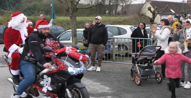 photo  un peu intrépide ce père noël avec son arrivée à moto.  &copy;  le maine libre 