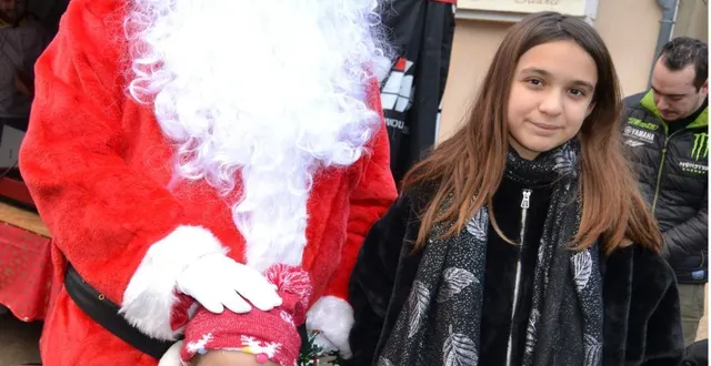 photo  le père noël a été généreux avec tous les visiteurs.  &copy;  le maine libre 