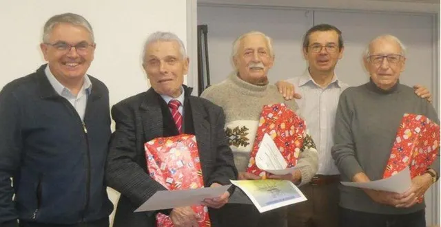 photo  le président pierre dagorn, à gauche en compagnie des trois anciens honorés et du trésorier, jean-françois chaurang.  &copy;  co 