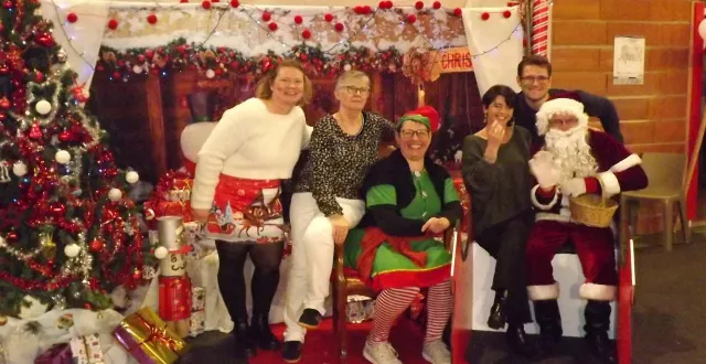 photo  à l’approche des fêtes, le village s’est paré de ses plus belles couleurs pour accueillir son marché de noël. porté par cindy bossier et son équipe, l’événement a rassemblé samedi de nombreux baunéens : stands d’artisans locaux et d’associations, maquillage pour les enfants… la chorale des enfants a enchanté l’assemblée. l’après-midi, le duo musical notting hill a invité les participants à chanter. le moment fort fut l’arrivée du père noël – le vrai, selon les enfants – qui a illuminé le grand sapin. la fête s’est poursuivie en soirée avec un dîner organisé par bauné en fête. les animations jeux de société ont prolongé la magie.  &copy;  co 