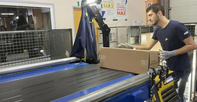 photo  tous les colis reçus par la plateforme de préparation et de distribution de la poste sont triés grâce à des convoyeurs mécaniques.  &copy;  ouest-france 