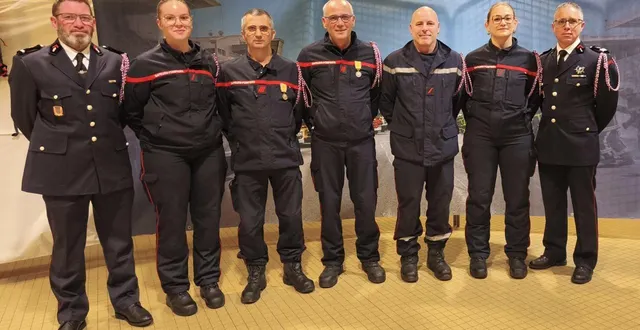 photo  une partie de l’effectif des sapeurs-pompiers volontaires d’auvers-le-hamon entourée par leurs chefs : l’adjudant-chef mickaël langlais à gauche et le capitaine mickaël blu, chef de centre, à droite.  &copy;  ouest-france 