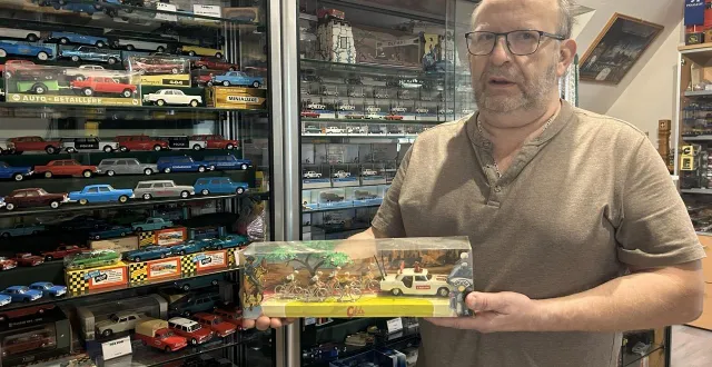 photo  philippe possède, dans sa collection de peugeot 404 miniatures, des voitures originales, comme ce modèle utilisé par les mécaniciens pour intervenir sur les vélos, durant le tour de france.  &copy;  ouest-france 