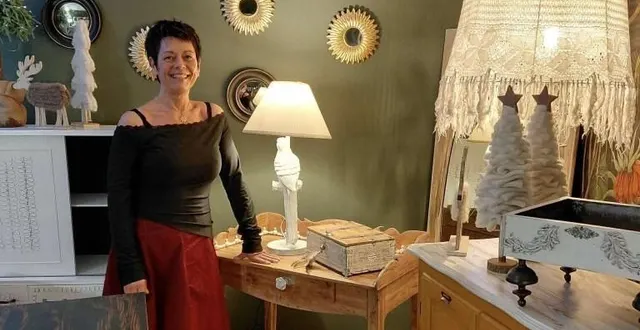 photo  cathy pinos dans son showroom, parmi les meubles qu’elle a fait renaître.  &copy;  le maine libre 