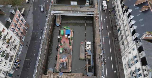 photo  une pelleteuse de 50 tonnes équipée d’une cisaille, est positionnée sur un ponton flottant de 24 mètres. elle est entrée en action pour grignoter le parking vilaine dans le centre-ville de rennes (ille-et-vilaine). photo aérienne réalisée depuis un drone le 16 décembre 2025.  &copy;  david ademas / ouest-france 