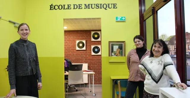 photo  de gauche à droite : sacha purcha (directrice du pôle attractivité), juliette olivier, coordinatrice et chargée de médiation aux arts improvisés et bernadette porte, agente de la médiathèque.  &copy;  ouest-france 