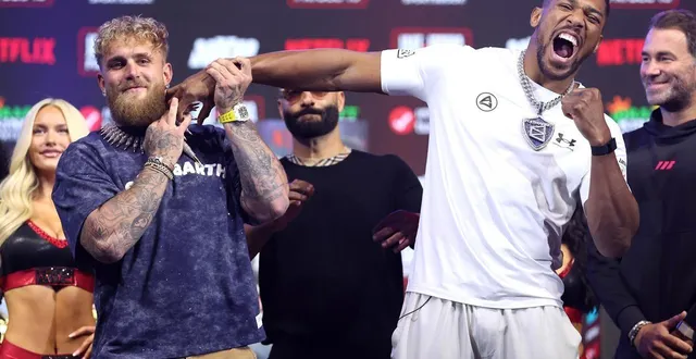 photo  jake paul et anthony joshua lors de la conférence de presse, le 17 décembre 2025 à miami.  &copy;  megan briggs / getty images via afp 