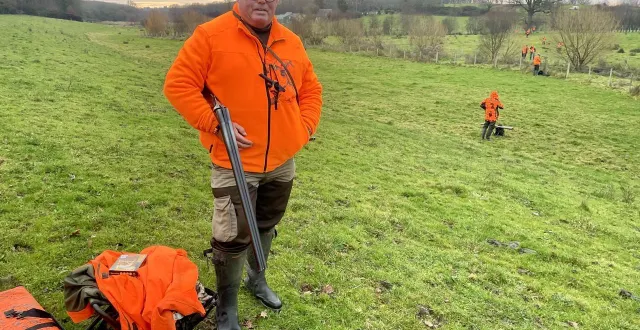 photo  éric babonneau, chasseur depuis 44 ans, fait partie des 120 bénévoles mobilisés pour déloger les sangliers aux abords d’angers.  &copy;  ouest-france 