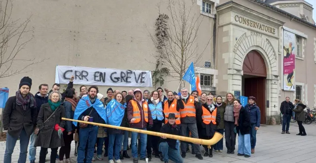 photo  devant le conservatoire à rayonnement régional à angers (maine-et-loire), une grosse partie des enseignants, syndicalistes et sympathisants, ont participé au mouvement de grève lancé par la cfdt et le snea, mercredi 17 décembre 2025.  &copy;  ouest-france 