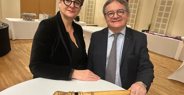 photo  les avocats mickaëlle verdier et philippe sadeler, la future et l’actuel bâtonnier du mans (sarthe), lors de passation du bâton, mercredi 17 décembre 2025. me verdier entrera en fonction le 1er janvier.  &copy;  ouest-france 