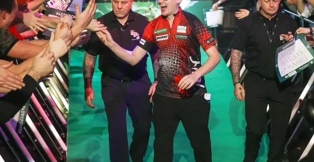 photo  jurjen van der velde lors de son entrée aux mondiaux de fléchettes, le 16 décembre 2025.  &copy;  shane healey / dppi via afp 