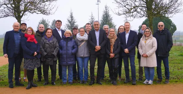 photo  baris boy, au centre, avec ses soutiens et colistiers de la liste « ensemble réussir verrières ».  &copy;  ouest-france 