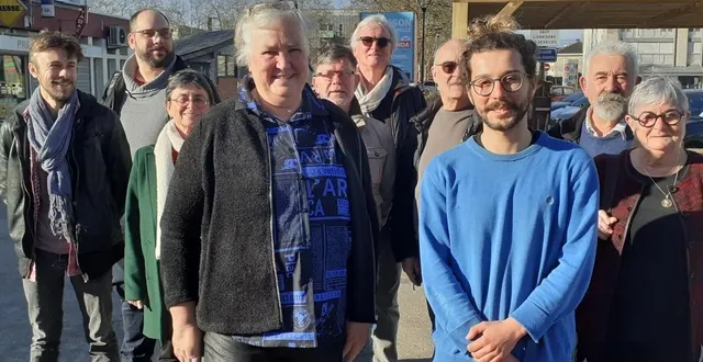 photo  au premier plan, le binôme tête de liste : florence raymond augier et virgile berthault accompagnés des premiers candidats de la liste les ponts-de-cé populaire et citoyenne.  &copy;  ouest-france 