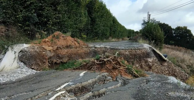 photo  la route départementale 136 s’est effondrée en octobre 2024.  &copy;  cd61 