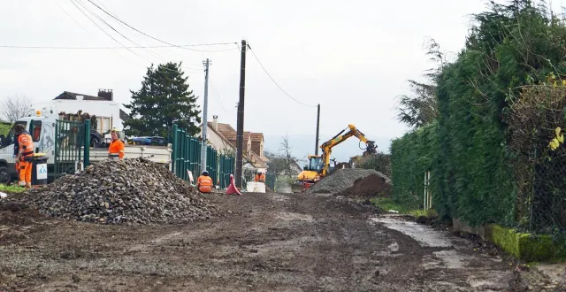 photo  les travaux ont démarrés au village des hauts champs « le réseau d’eau est refait, nous allons commencer les terrassements pour l’élargissement de la voie piétonne et la voie cyclable » a précisé christophe lecordier. la fin des travaux est prévue en mars 2026.  &copy;  ouest-france 