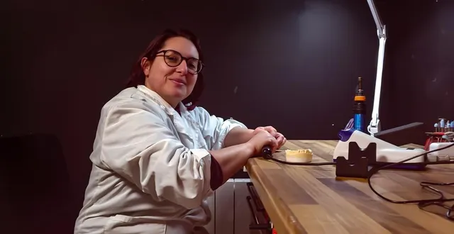photo  amandine collet, nouvelle prothésiste dentaire, dans son atelier d’écouché-les-vallées.  &copy;  ouest-france 