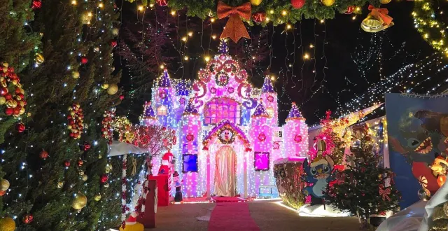 photo  pour faire plaisir à ses deux filles pour noël, elvis marques a créé un immense château de disney illuminé dans son jardin à oinville-sous-auneau (eure-et-loir).  &copy;  elvis marques 