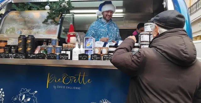 photo  le chef étoilé david gallienne était présent sur le marché d’alençon, jeudi 18 décembre 2025.  &copy;  ouest-france 