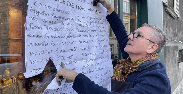 photo  jean-françois lefèvre a récemment enlevé l’affiche apposée sur sa vitrine titrée : 