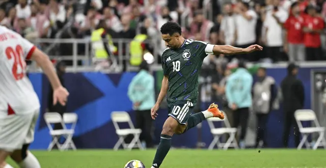 photo  la petite finale de la coupe arabe entre l’arabie saoudite de salem al-dawsari et les émirats arabes unis a été interrompue à la mi-temps en raison des fortes averses au qatar.  &copy;  mohammed saad / afp 