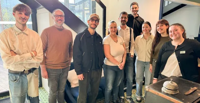photo  angers, jeudi 18 décembre 2025. pierre niney (avec la casquette) prend la pause avec l’équipe de l’hôtel markus situé boulevard foch à angers.  &copy;  markus angers 