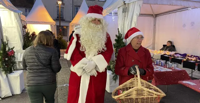 photo  le père noël sera présent sur le marché d’argentan, en partie renouvelé, de vendredi à dimanche.  &copy;  archive ouest-france 